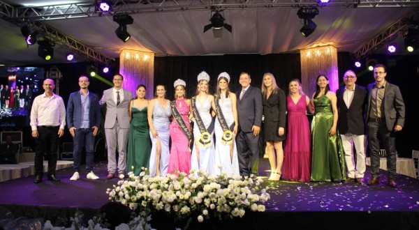 Baile elege novas soberanas em noite de glamour e emoção