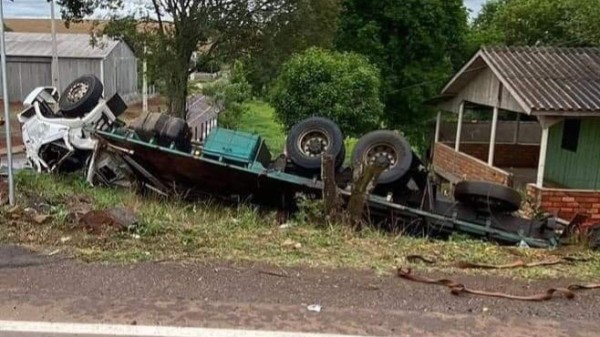 Motorista morre após caminhão capotar na PR 562