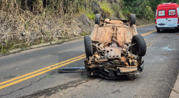 Carro capota na SC-480 e adolescente fica ferido