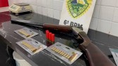 Após denúncia, homem é preso com espingarda e munições