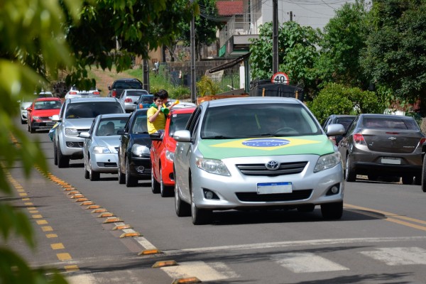 Comemoração a vitória do Brasil na copa, carreata é realizada pelas cidades gêmeas