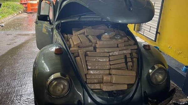 Fusca é apreendido com mais de 150 kg de maconha