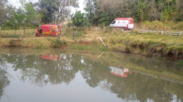 Jovem é socorrido após queda de motocicleta no interior