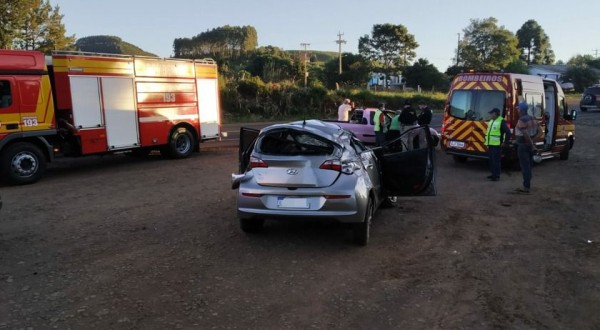 Colisão entre dois veículos deixa dois idosos e um rapaz feridos