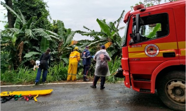 Jovem fica ferido após veículo colidir em barranco e cair em ribanceira na SC-492