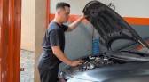 Mecânico paranaense que perdeu a visão na infância usa tato, audição e tecnologia para consertar carros