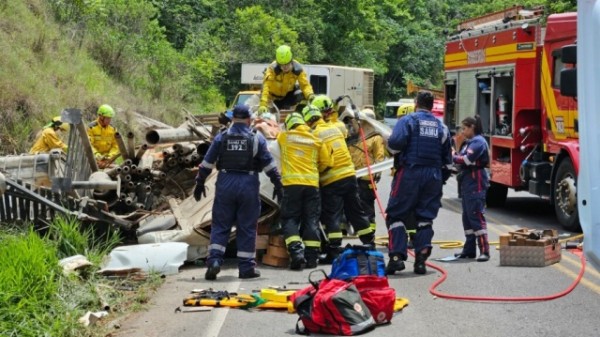 Grave acidente deixa motorista encarcerado na SC 483