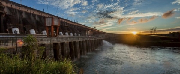 Desconto do “bônus Itaipu” chega à conta de luz dos consumidores brasileiros