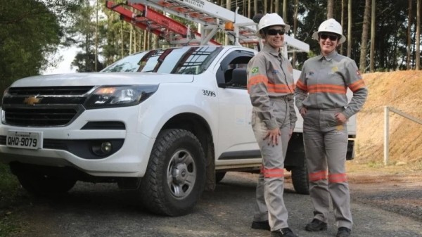 Conheça a história da primeira dupla de eletricistas mulheres da Celesc