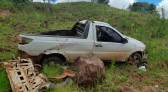 Picape sai da pista e capota várias vezes na curva da Santa na SC 305