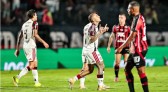 Flamengo vence o Vitória no Barradão e conquista primeira vitória no Brasileirão