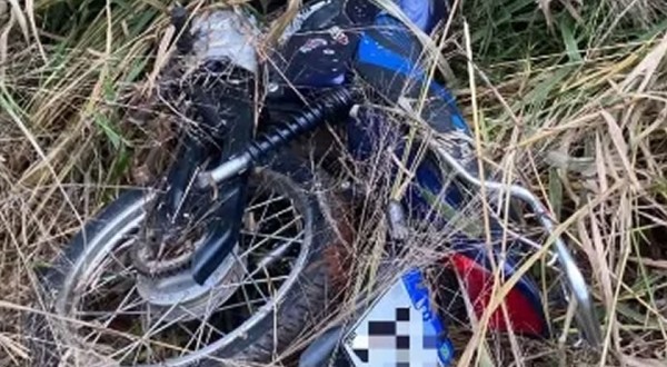 Polícia Militar recupera motocicleta furtada escondida em área de vegetação