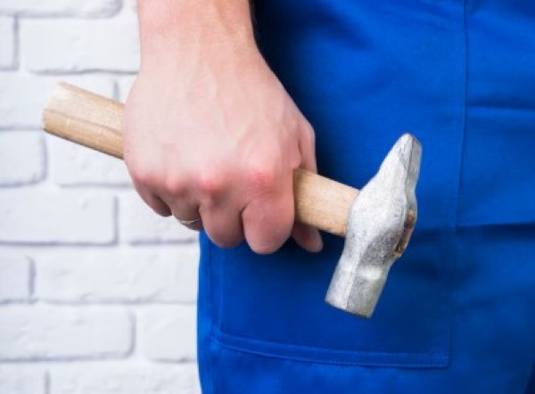 Adolescente é atingido por martelo após sofrer ofensas racistas