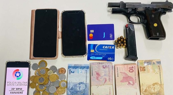Mulher é detida após ser flagrada com arma no centro de cidade