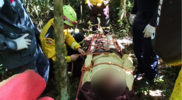 Operação de resgate mobiliza nove bombeiros após homem sofrer fratura em trilha às margens do Rio Chapecozinho