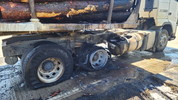 Motorista fica ferido após pneu de carreta estourar na SC-114