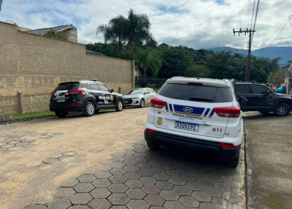 Filha mata a própria mãe com facada no pescoço em SC