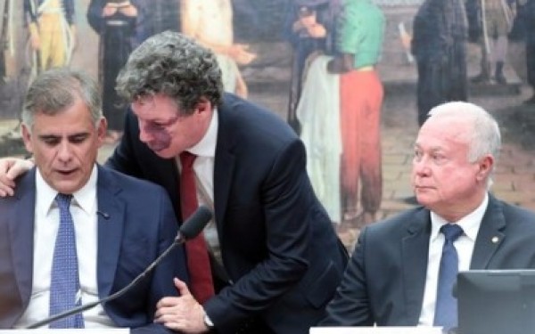 Comissão da Câmara dos Deputados aprova avanço de propostas que podem acabar com escala 6x1