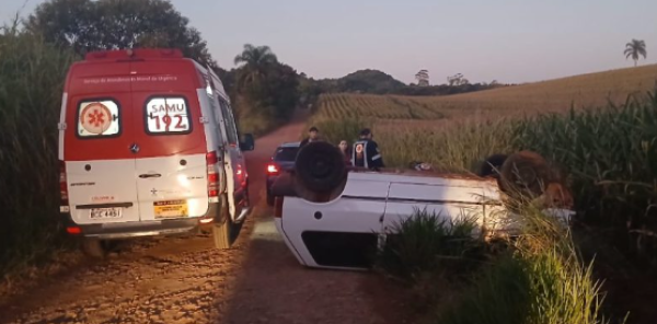 Homem sofre ferimentos em capotamento de veículo