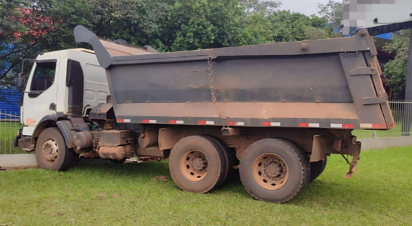Caminhão colide contra muro na BR-282 e motorista é encaminhado ao hospital