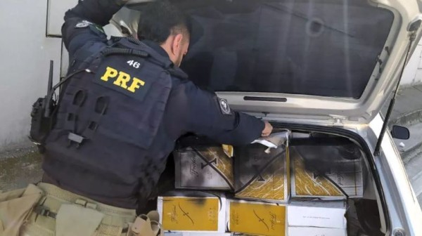 Após fugir em alta velocidade, homem é preso com quase 500 garrafas de espumante argentino