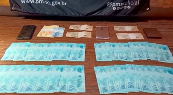 Polícia Militar prende dois suspeitos com dinheiro falso