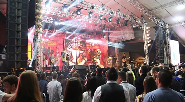 Com show de luzes e efeitos, Fernando e Sorocaba subiram ao palco da 10º Expo Santo