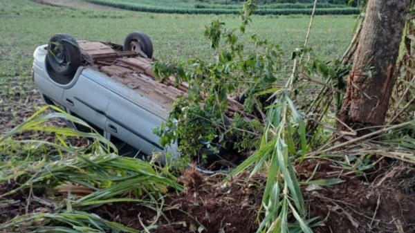 Carro colide em árvore e capota no interior