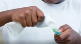 Anvisa libera creme dental da Colgate, mas alerta para reações indesejáveis