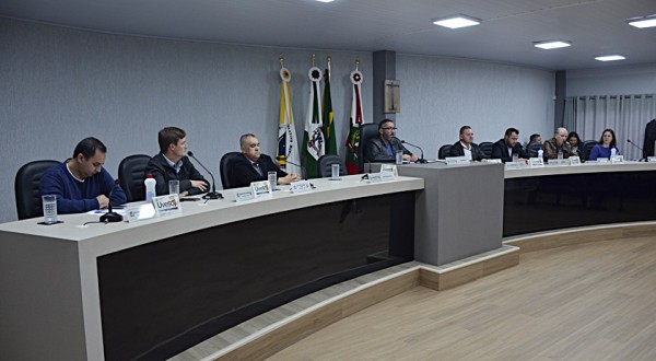 Em sessões ordinária e extraordinária, legislativo aprova projetos e moção
