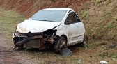 Veículo fica destruído após saída de pista na PR-180
