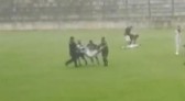 Jogador de futebol morre após ser atingido por raio no Paraná; quatro ficaram feridos