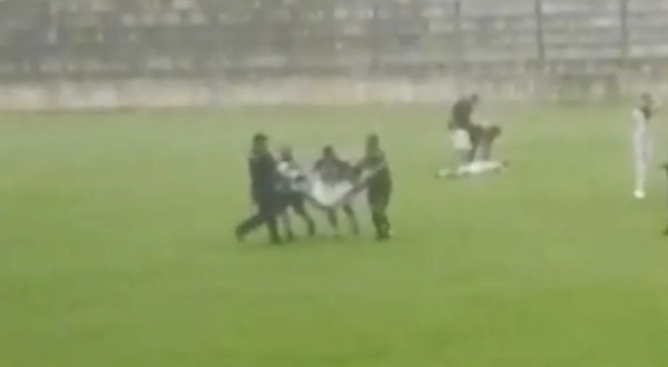 Jogador de futebol morre após ser atingido por raio no Paraná; quatro ficaram feridos