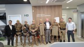 A Cooperativa Cresol Evolução entrega novos uniformes para a Polícia Militar