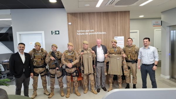 A Cooperativa Cresol Evolução entrega novos uniformes para a Polícia Militar