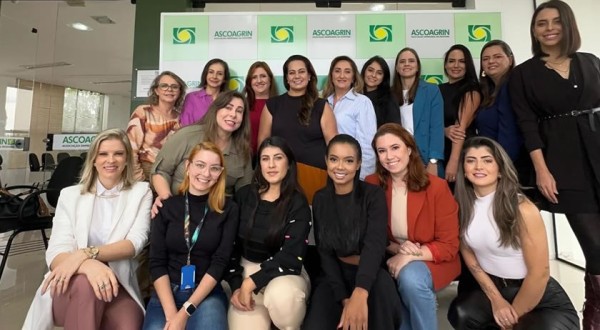 Núcleo de mulheres empreendedoras realiza curso de automaquiagem