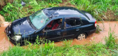 Família sofre acidente e cai de carro em riacho no interior