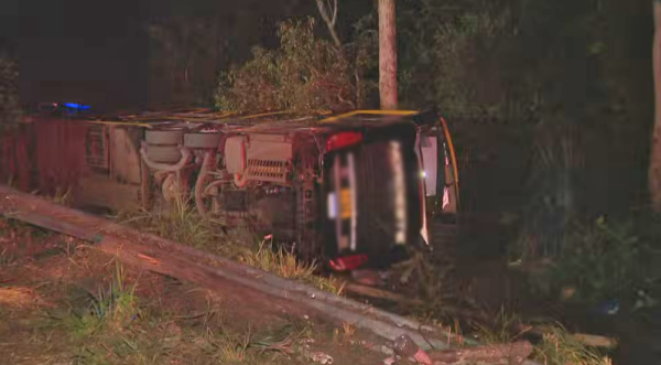 Mulher morre e outras 11 pessoas ficam feridas após ônibus tombar na BR-290, no RS