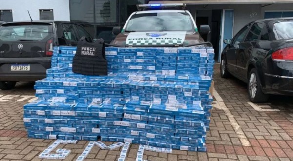 Carro é apreendido com cerca de 1,6 mil maços de cigarros