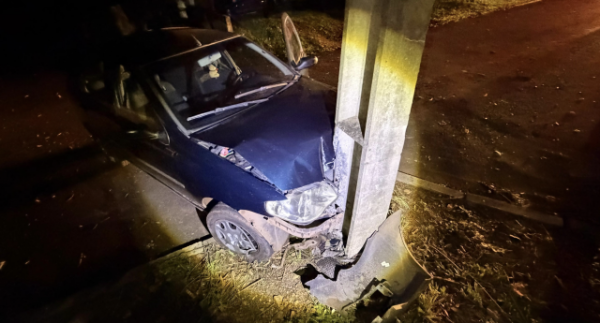 Venezuelano embriagado e sem CNH, bate carro em poste