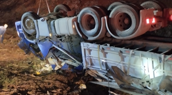 Capotamento de caminhão mata motorista na BR-470