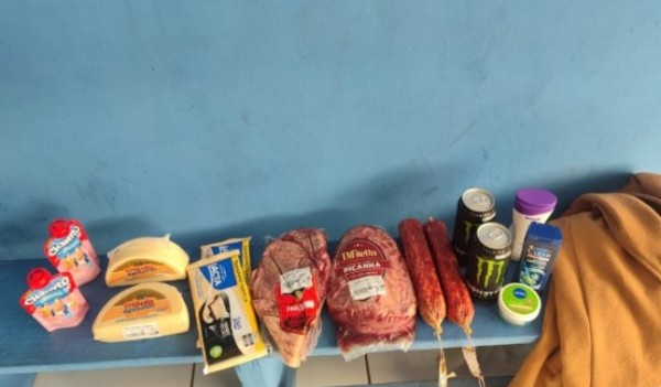 Mulher é detida ao ser flagrada furtando produtos em supermercado