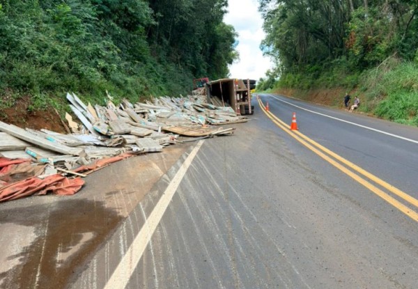 Tombamento de carreta mobiliza equipes na BR-373 em Coronel Vivida