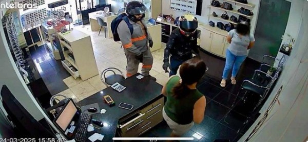 Ladrões praticam assalto em relojoaria
