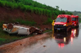 Carro sai da pista e capota na BR-282 na tarde deste sábado