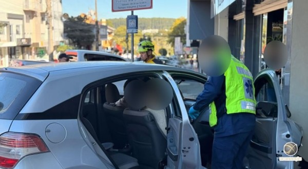 Idosos são socorridos após carro atingir fachada de prédio no centro