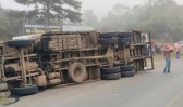 Caminhão carregado de carne tomba na BR-470 e parte da mercadoria é saqueada em SC