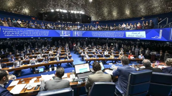 Senado aprova fim da escala 6x1 em dois turnos; proposta segue para promulgação