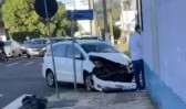 Colisão envolve dois carros em cruzamento com semáforo