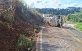 Caminhão fica sem freios e tomba na SC 155